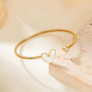 Elegant Gold Heart Bracelet